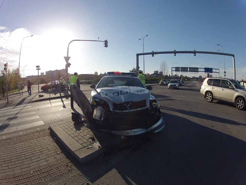 Nehoda policejního vozu se Škodou Octavia