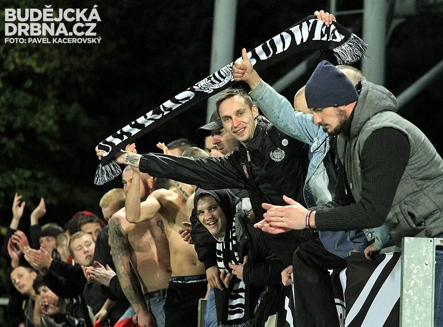 Fanoušci Dynama oslavují remízu se Slavií Praha