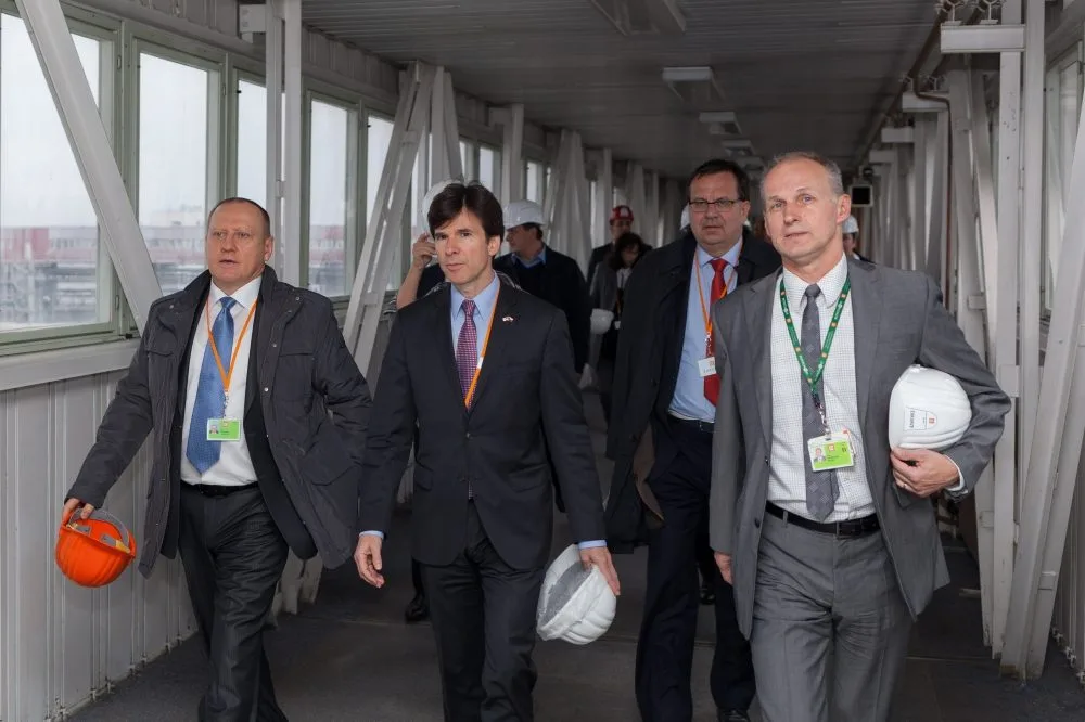 Při prohlídkce temelínské elektrárny zleva Ladislav Štěpánek, člen představenstva ČEZ, americký velvyslanec Andrew Schapiro, ministr Jan Mládek a temelínský ředitel Miloš Štěpanovský