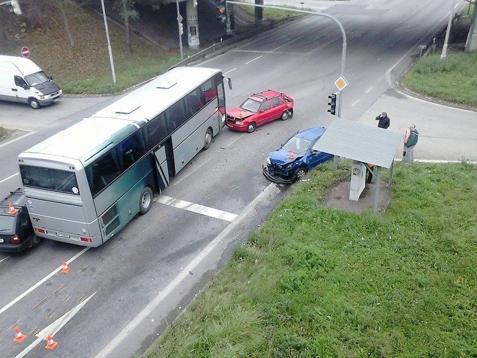 Autobus narazil do kolony vozidel stojících na křižovatce Diamant