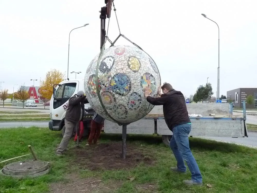Mozaiková koule na kruhovém objezdu u Globusu