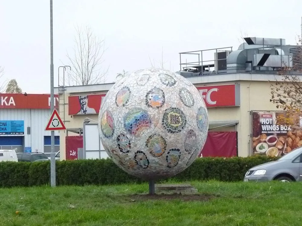 Mozaiková koule na kruhovém objezdu u Globusu