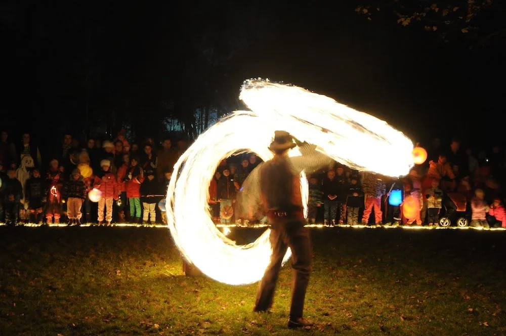 Vráto vidělo netradiční lampionový průvod