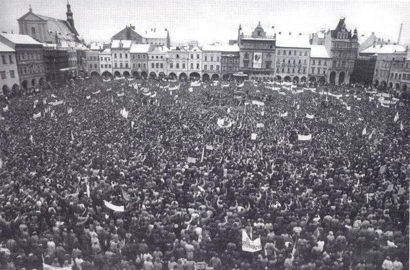 Na generální stávku 27. listopadu 1989 přišlo na budějcké náměstí 70 tisíc