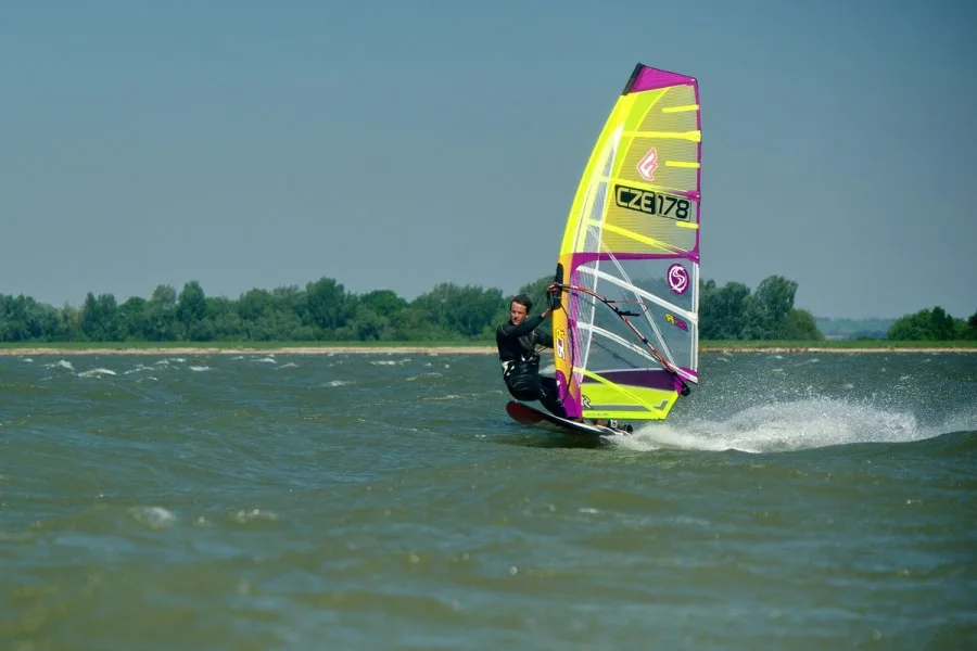 Michael Kvašnovský při jeho milovaném windsurfingu