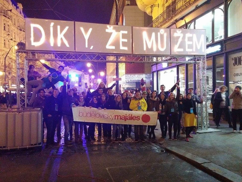 Pořadatelé Budějovického Majálesu na pražské Národní třídě