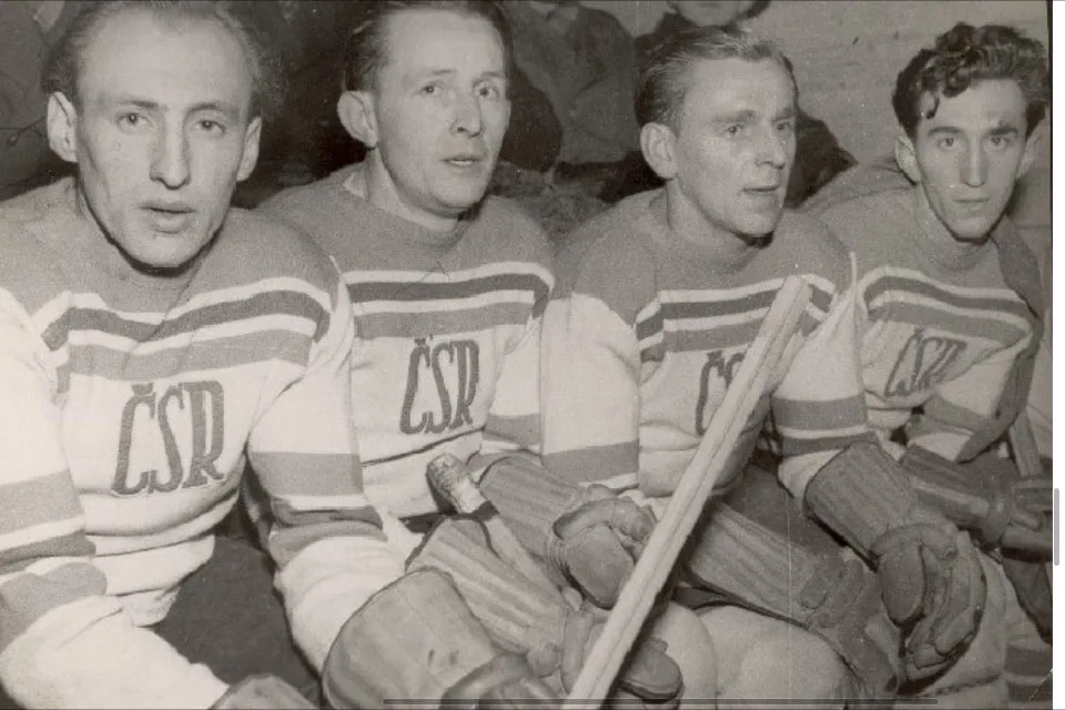 Dědečkem spolumajitele MS sportu Petra Mizery mladšího je František Mizera, legendární budějcký hokejista a mistr světa z roku 1949 (druhý zleva)