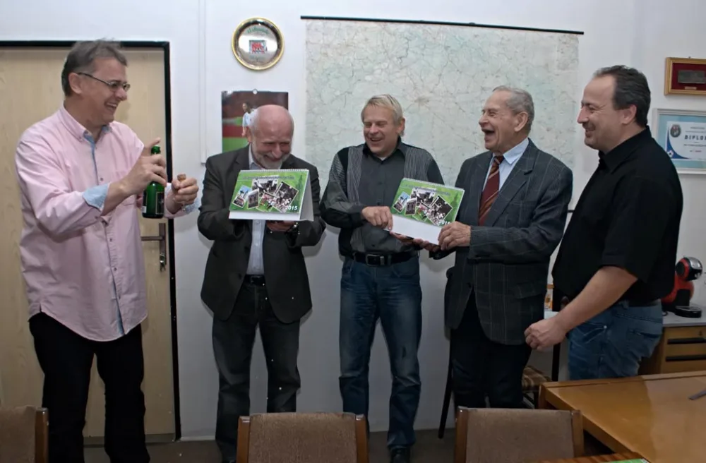 Křest se opravdu povedl - postříkáni šumivým sektem byli všichni