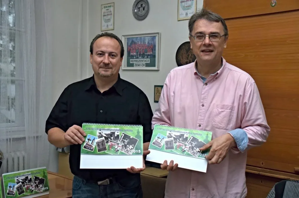 Autoři historického fotbalového kalendáře Michal Průcha a Zdeněk Zuntych