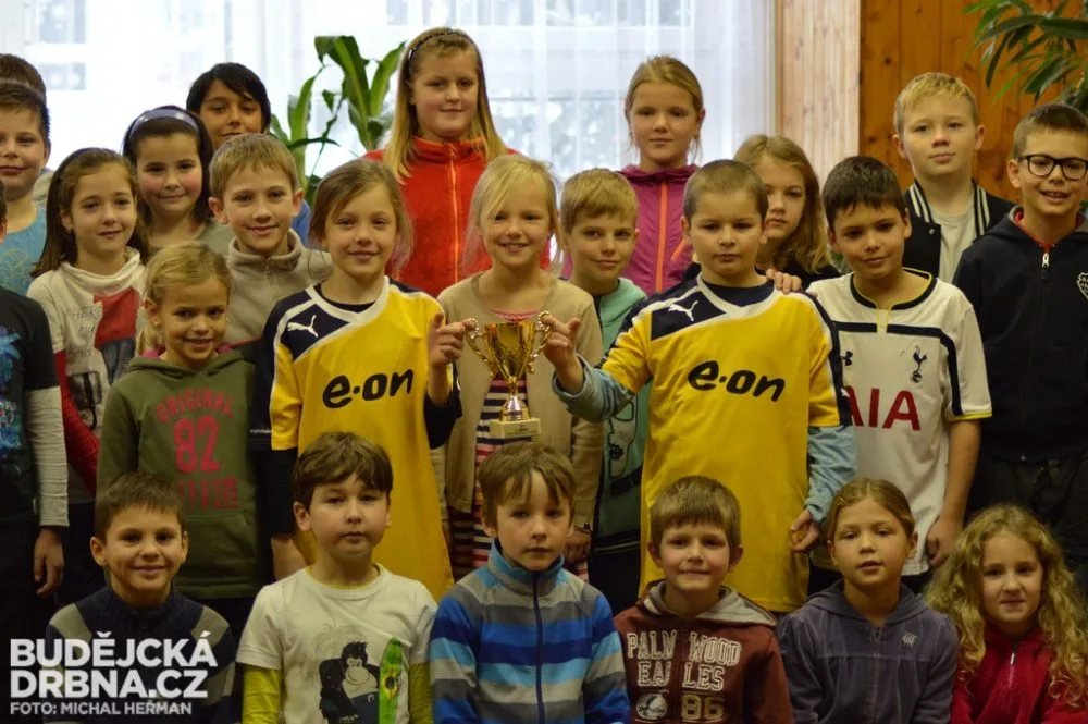 Žáci českobudějovické ZŠ Máj II se můžou těšit ze sady dresů a 16 míčů od společnosti E.ON