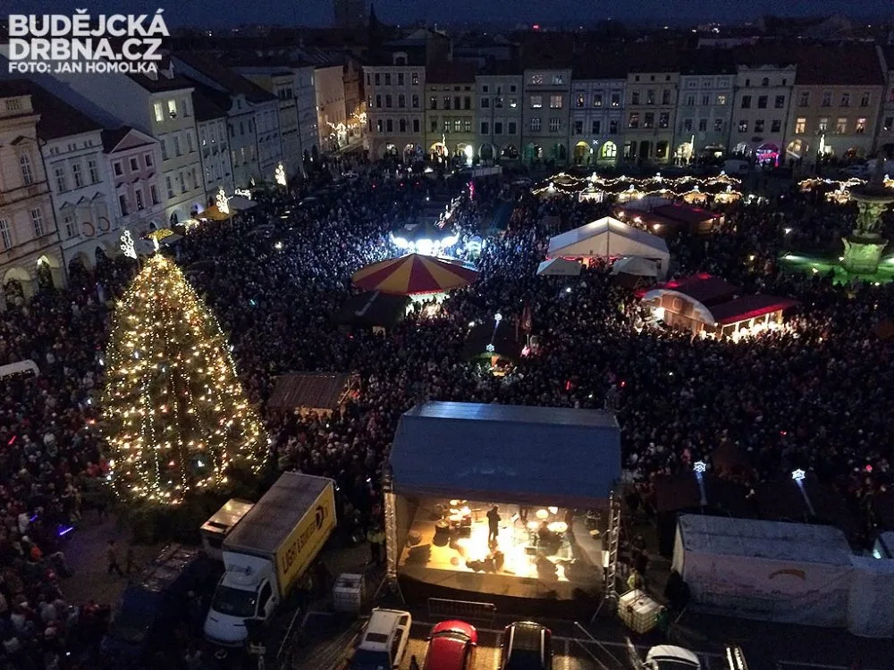 Rozsvícení vánočního stromu sledovaly na náměstí Přemysla Otakara II. tisíce lidí