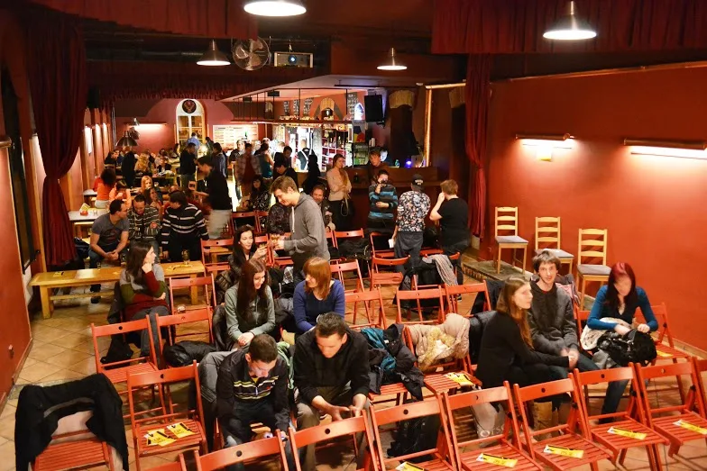Café Klub Slavie se začal plnit již ve středu