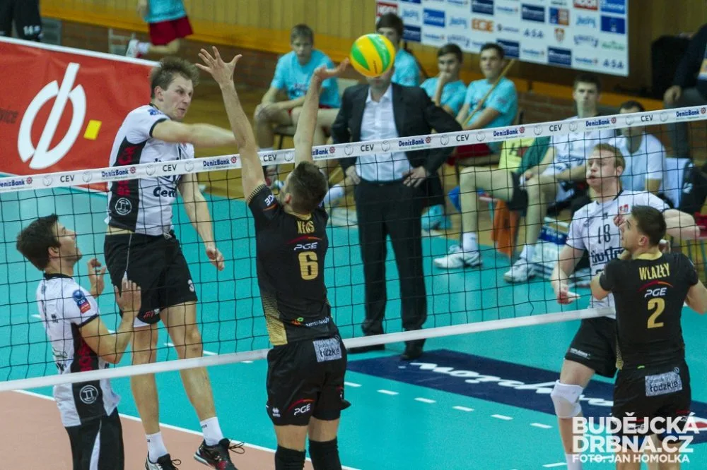 Smeč Radka Macha při domácím utkání Ligy mistrů s Belchatowem