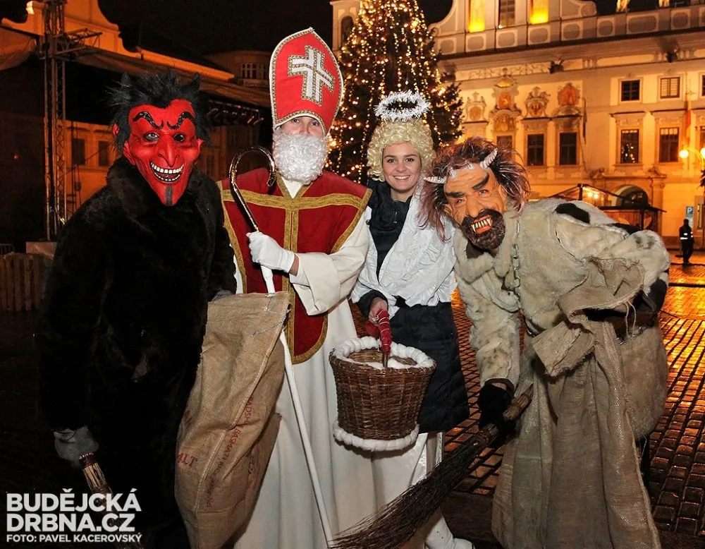 Mikuláš, anděl a čerti v pátek večer na budějckém náměstí Přemysla Otakara II.