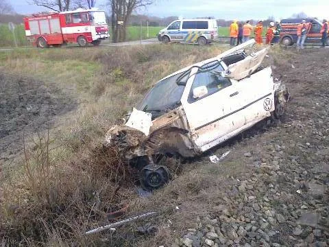 Volkswagen po srážce s vlakem u Sedlíkovic