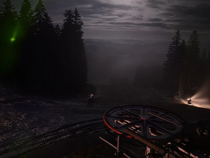 Noční zasněžování Skiareálu Lipno