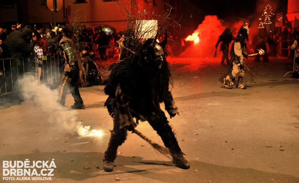 Krampusáci rozvířili prach v kaplických ulicích