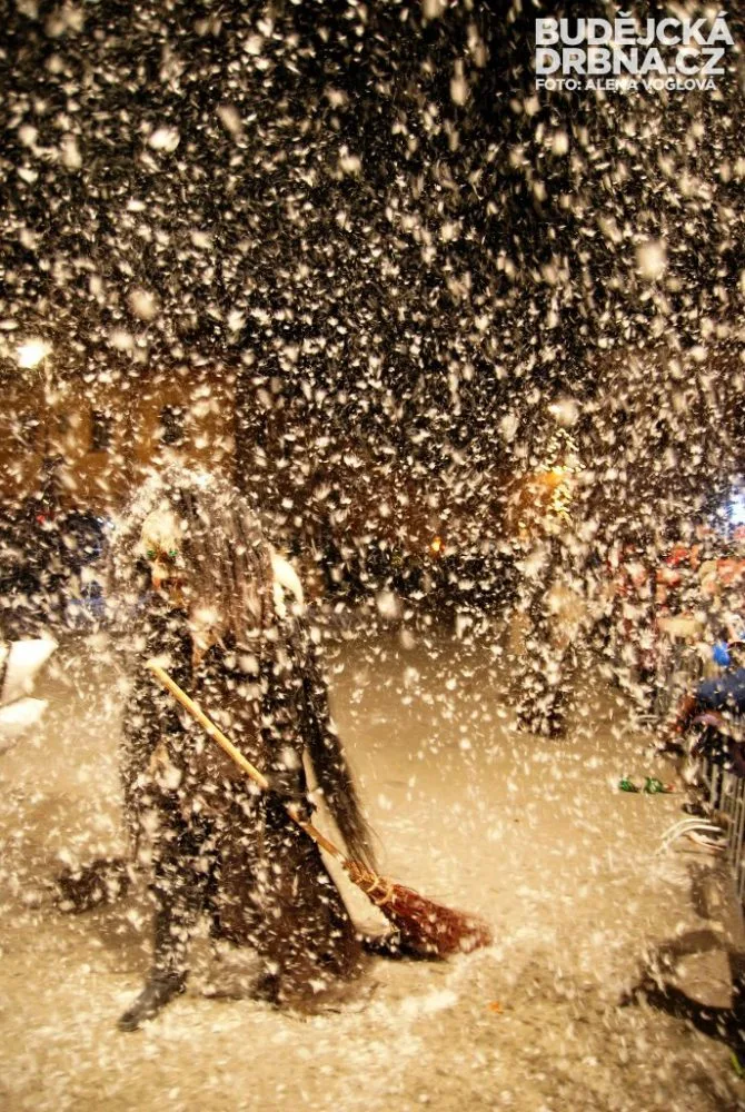 Krampusáci dovezli do Kaplice sníh