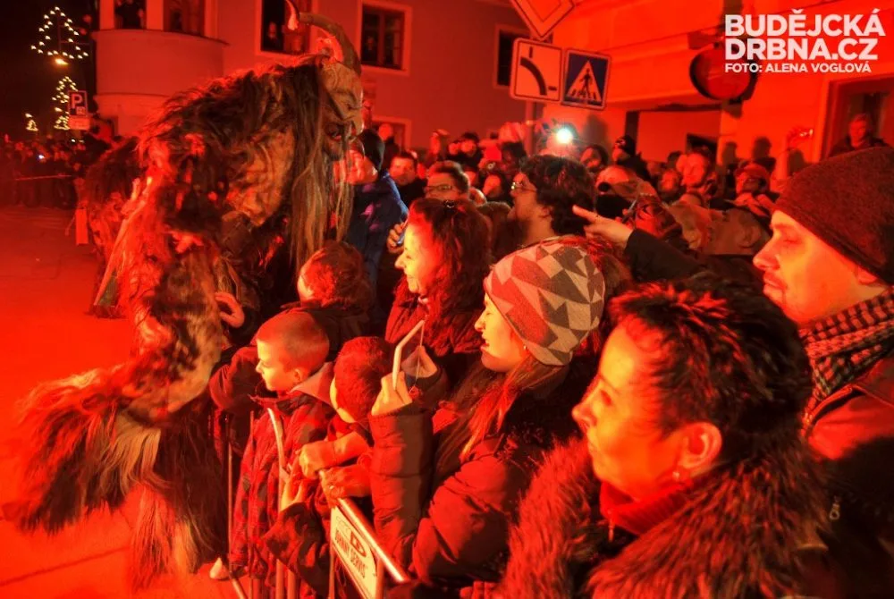 Někteří krampusáci lezli až za zábrany
