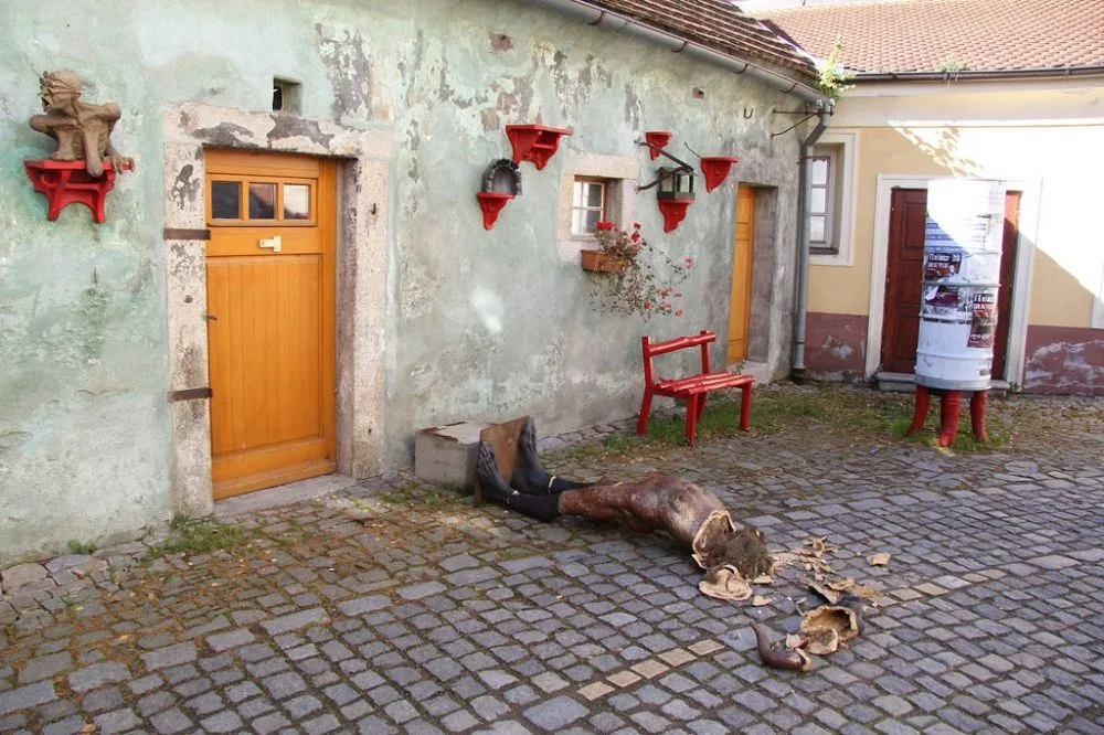 Zničené umělecké dílo před ateliérem Páral v Českém Krumlově