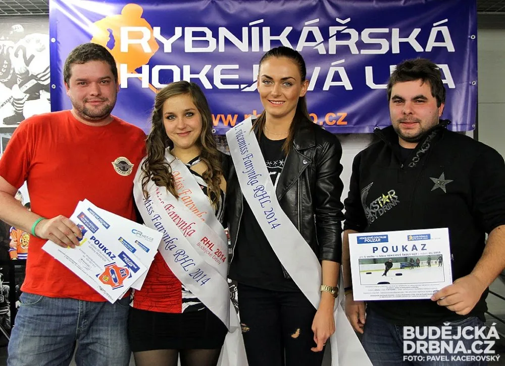 Zleva vedoucí týmu HC Motorfans Petr Hoďánek, vítězka Kateřina Bírová, druhá v pořadí Veronika Machová a vylosovaný hlasující Tomáš Miklík