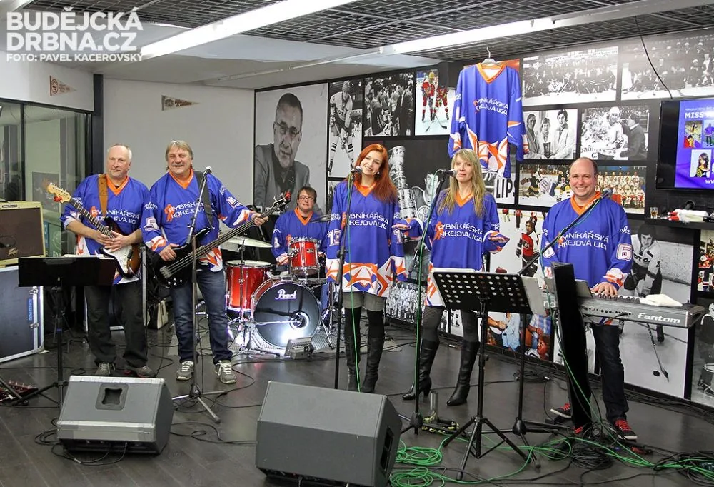 Shellou Band zahráli v dresech Rybníkářské hokejové ligy