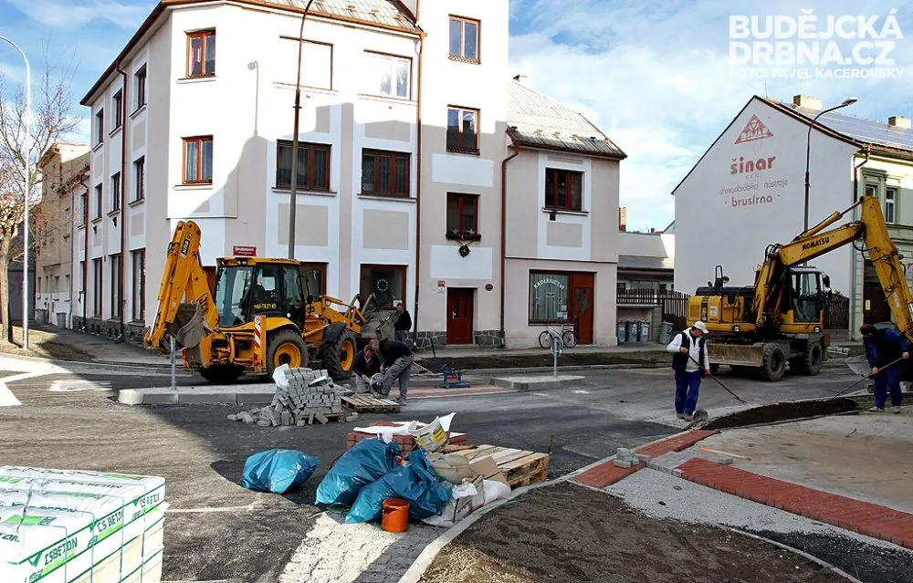 Křižovatka ulice U Lávky a Družstevní
