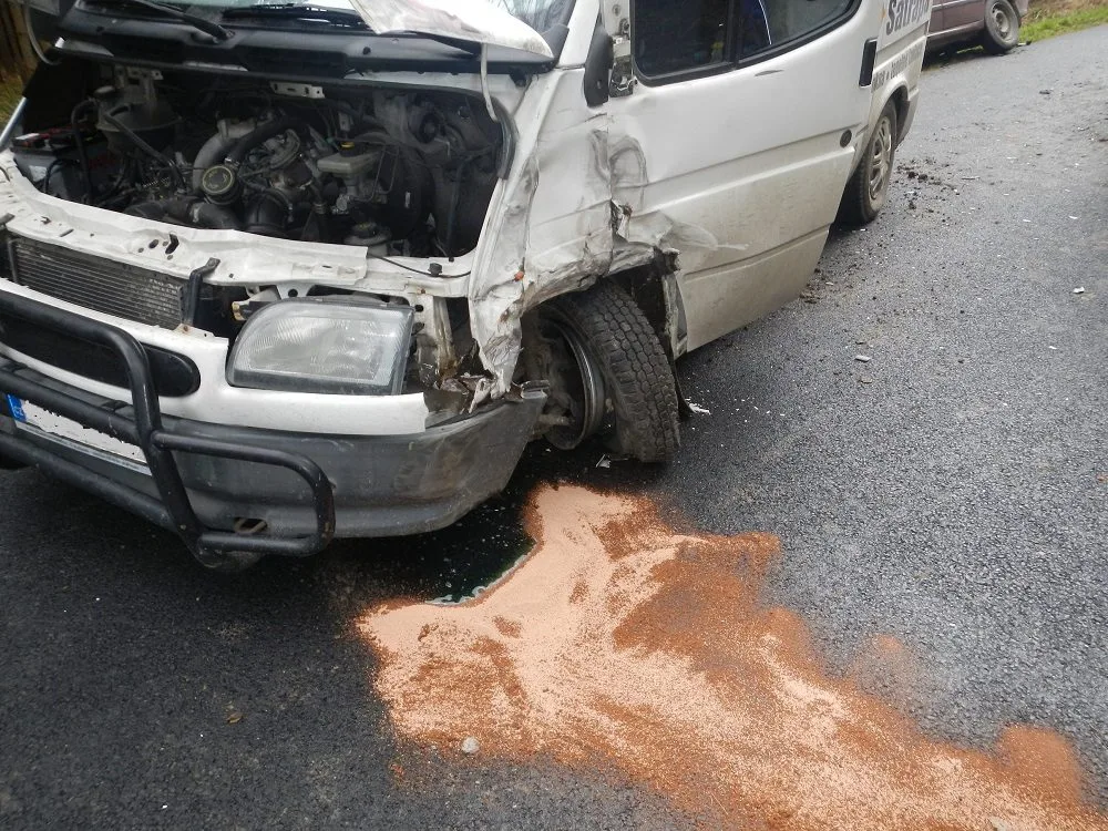 Srážky osobního auta a dodávky u Domanína