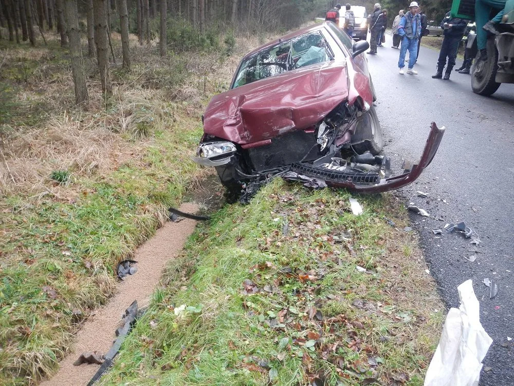 Srážky osobního auta a dodávky u Domanína