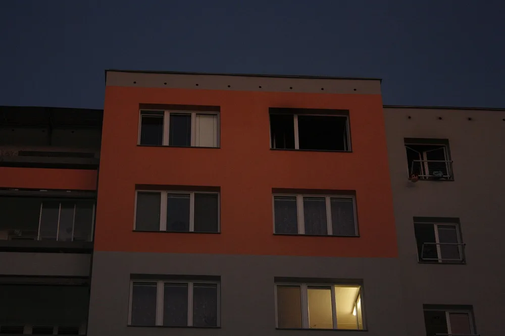 Požár bytu v panelovém domě v ulici Jaroslava Bendy