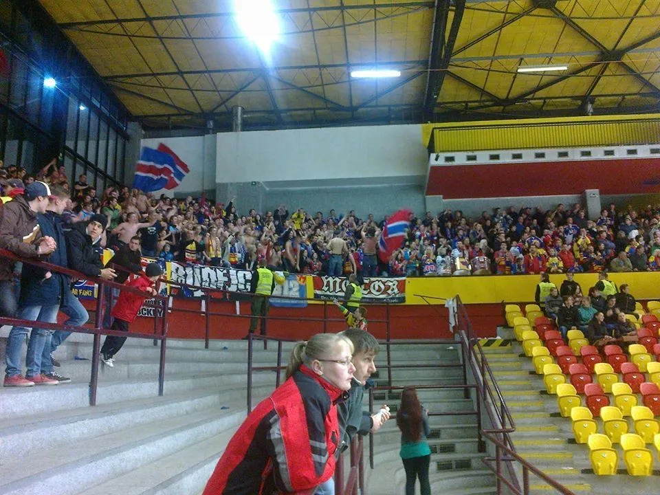 Fanoušci Motoru na jihlavském stadionu v minulé sezoně. Tehdy jich ale byly jen tři stovky