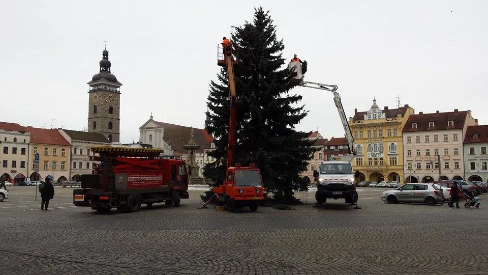 Odstrojování budějckého vánočního stromu