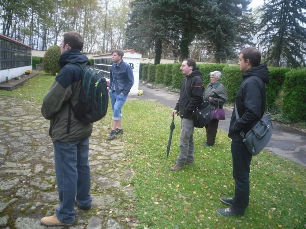 Jan Ciglbauer na podzimní vycházce po zajímavostech budějckého hřbitova