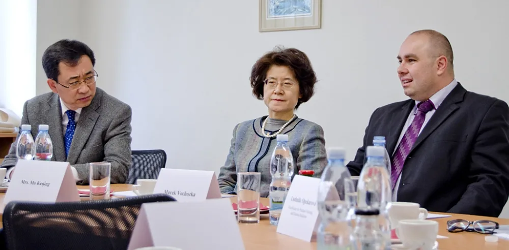 Čínská delegace na návštěvě ve VŠTE. Vpravo rektor Marek Vochozka