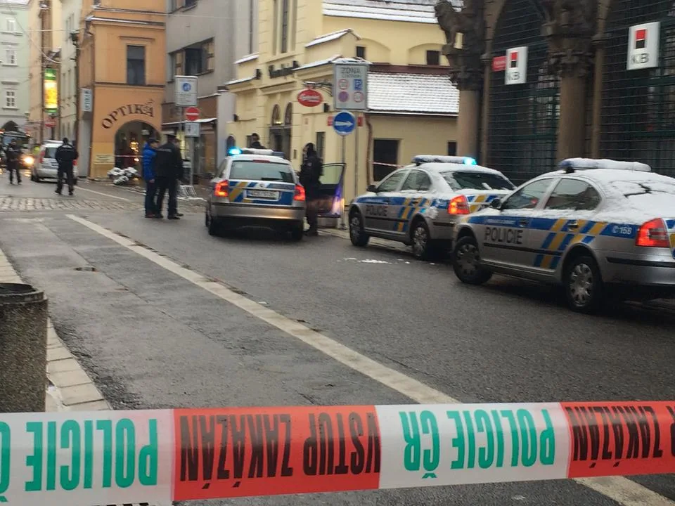 Policisté zkoumají neznámé zavazadlo u Masných krámů