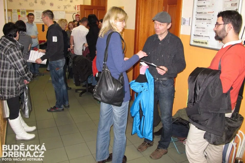 Na zápis do prvních tříd v ZŠ Dukelská čekali rodiče od předchozího večera
