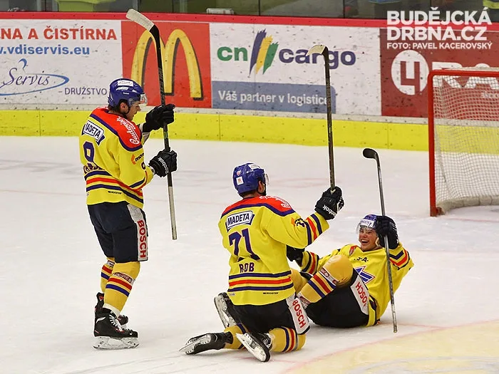 Radek Prokeš (vpravo) se v této sezoně blýskl několika kvalitními výkony. Například doma proti Chomutovu dokázal vyrovnat při power-play