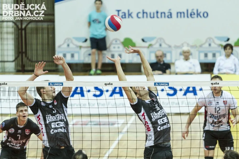 Jihostroj se pokusí Karlovarsku oplatit spornou porážku z Českého poháru