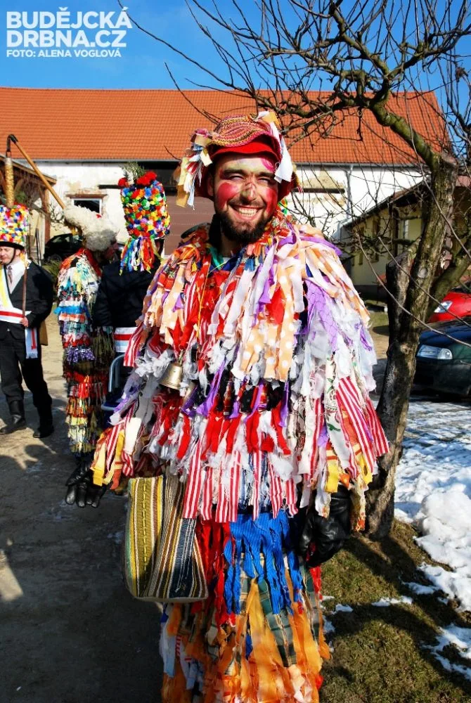 Krásné počasí, dobrá nálada, jídlo i pití vykouzlilo strašákům úsměv na tváři
