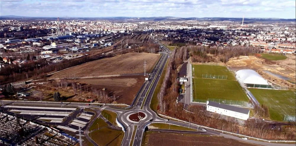 Čtvrtá etapa budějcké zanádražní komunikace na leteckém snímku od hřbitova v Mladém