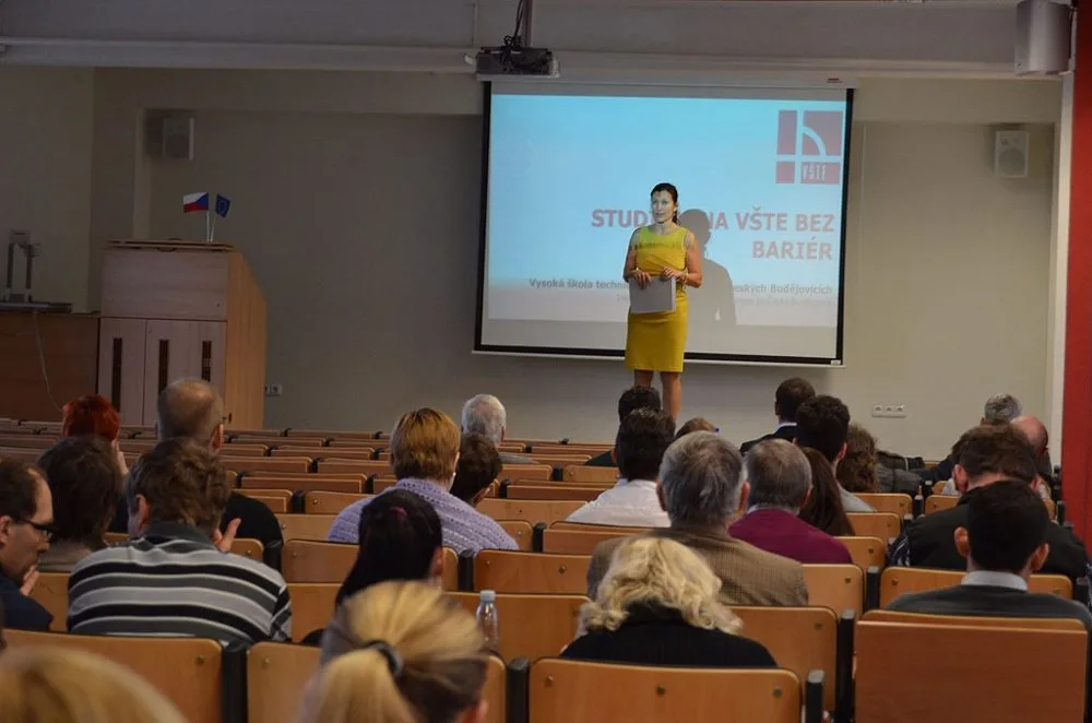 Čtvrteční závěrečná konference. Přednáší prorektorka Lenka Hrušková