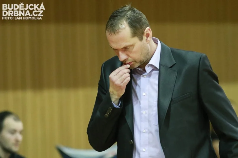 Zamyšlený trenér Jan Svoboda