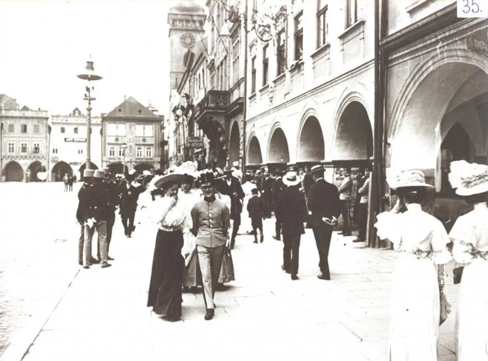 Německé korzo podél zvonského loubí před rokem 1907