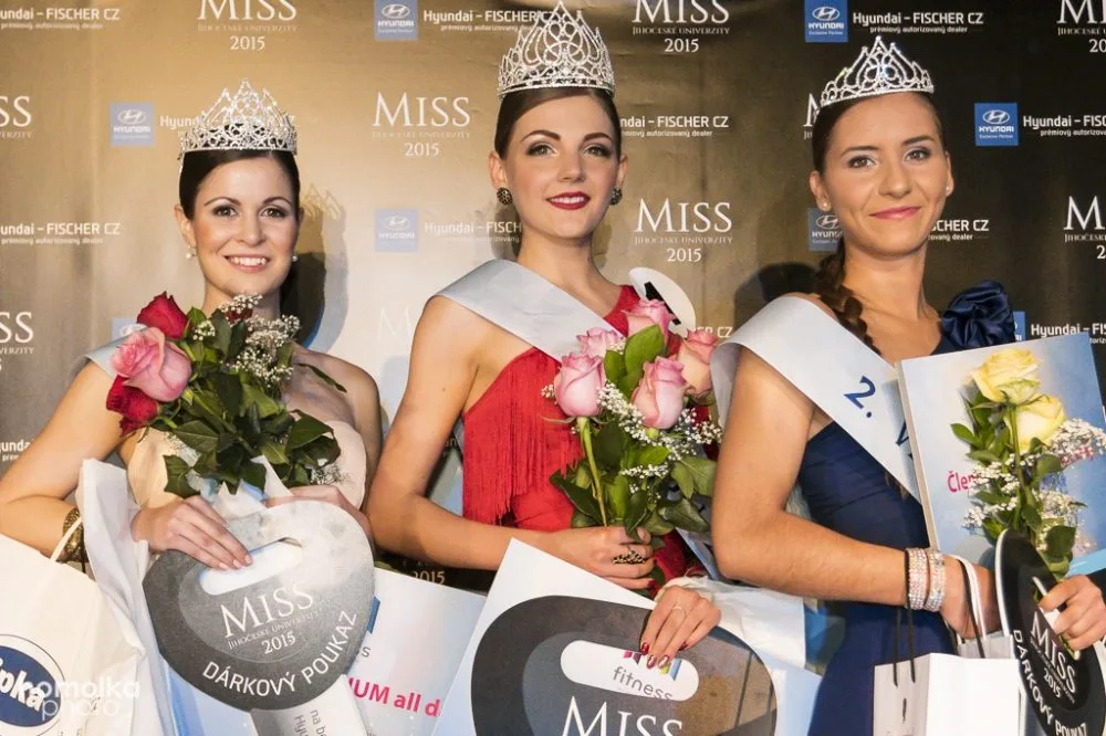 Zleva Michaela Čurillová (1. vicemiss JU), Nadezhda Fursova (Miss JU) a Lucie Lorencová