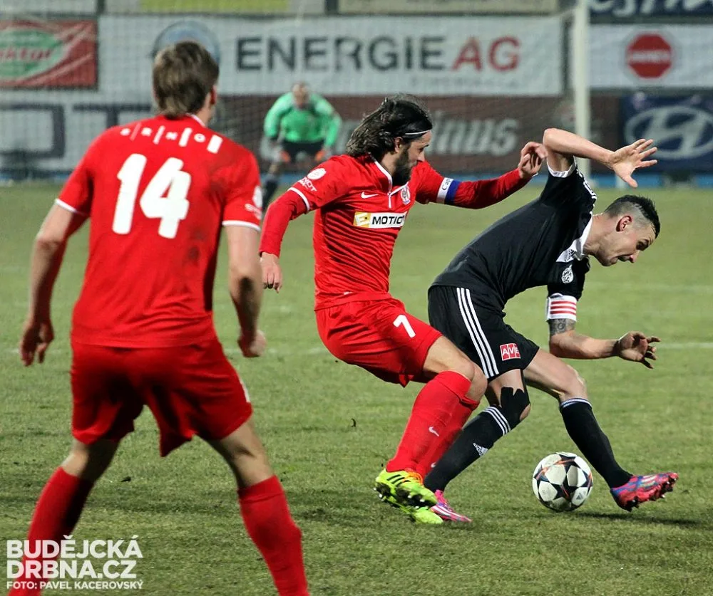 O čestný úspěch Dynama se dvě minuty před koncem postaral Jiří Kladrubský. Na snímku v souboji s kapitánem Zbrojovky Pavlem Zavadilem