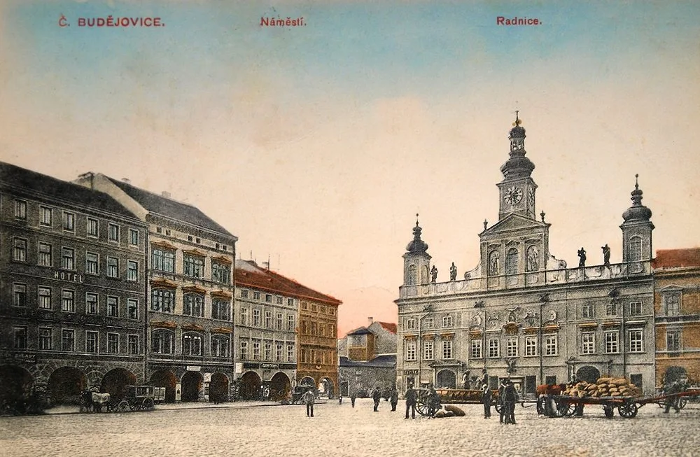 Barokní radnice před rokem 1911. Na rohu ulic Radniční a Biskupské areál městských hasičů (později palác Fénix)
