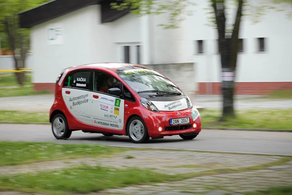 Mitsubishi i-MiEV s dámskou posádkou Michaela Maňovská a Kateřina Blahoutová