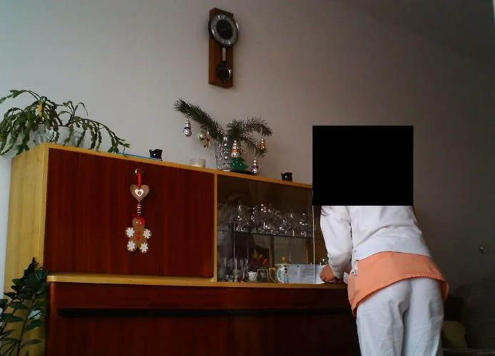Pachatelka byla přistižena fotopastí přímo při činu
