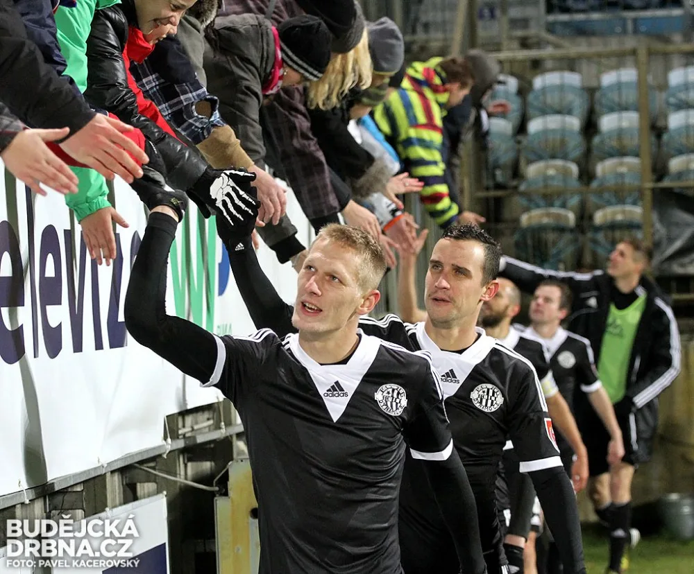 Fotbalisté SK Dynamo České Budějovice se zdraví s fanoušky