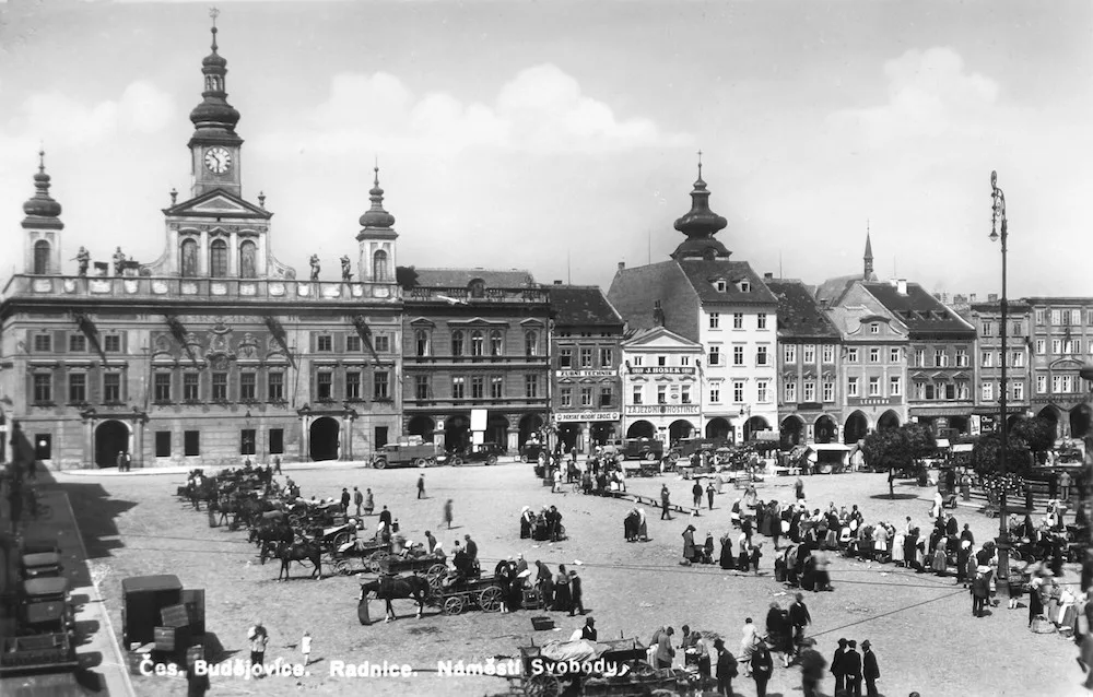 Týdenní trh ve 20. letech 20. století na tehdejším náměstí Svobody. Vpravo pravý secesní kandelábr
